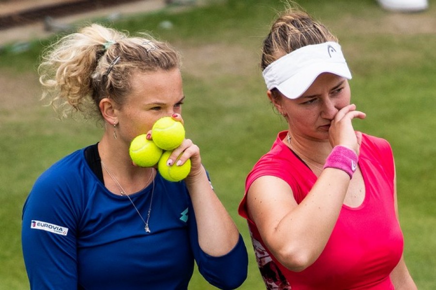 Siniaková s Krejčíkovou si zahrají ve Wimbledonu semifinále